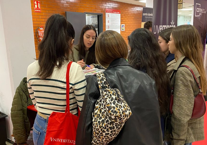 Estudiantes acercándose al stand de UVemprén a recibir información.